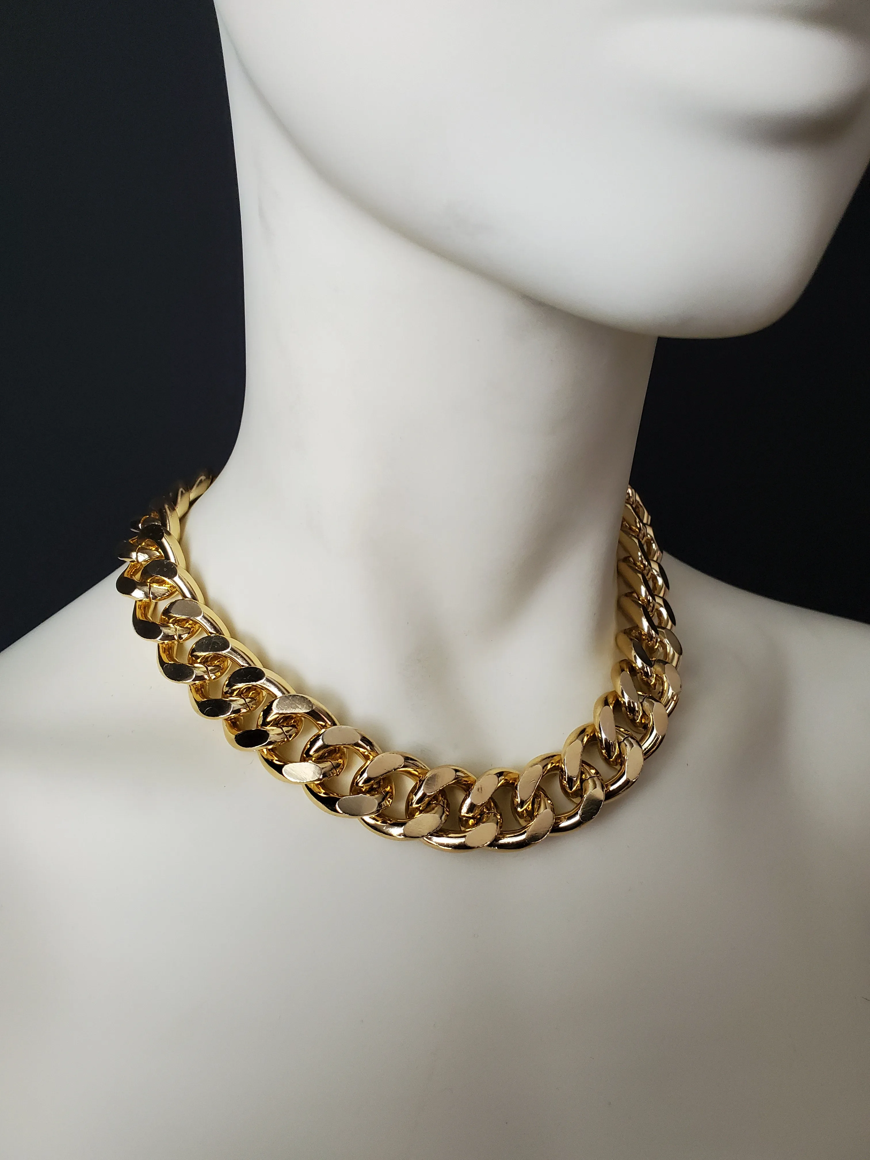BADDIE CHOKER