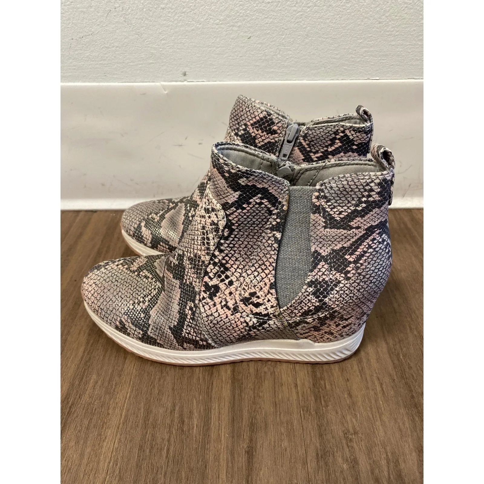 Bare Traps High Top Snake Skin Sneakers Sz 6M Tried on, never worn