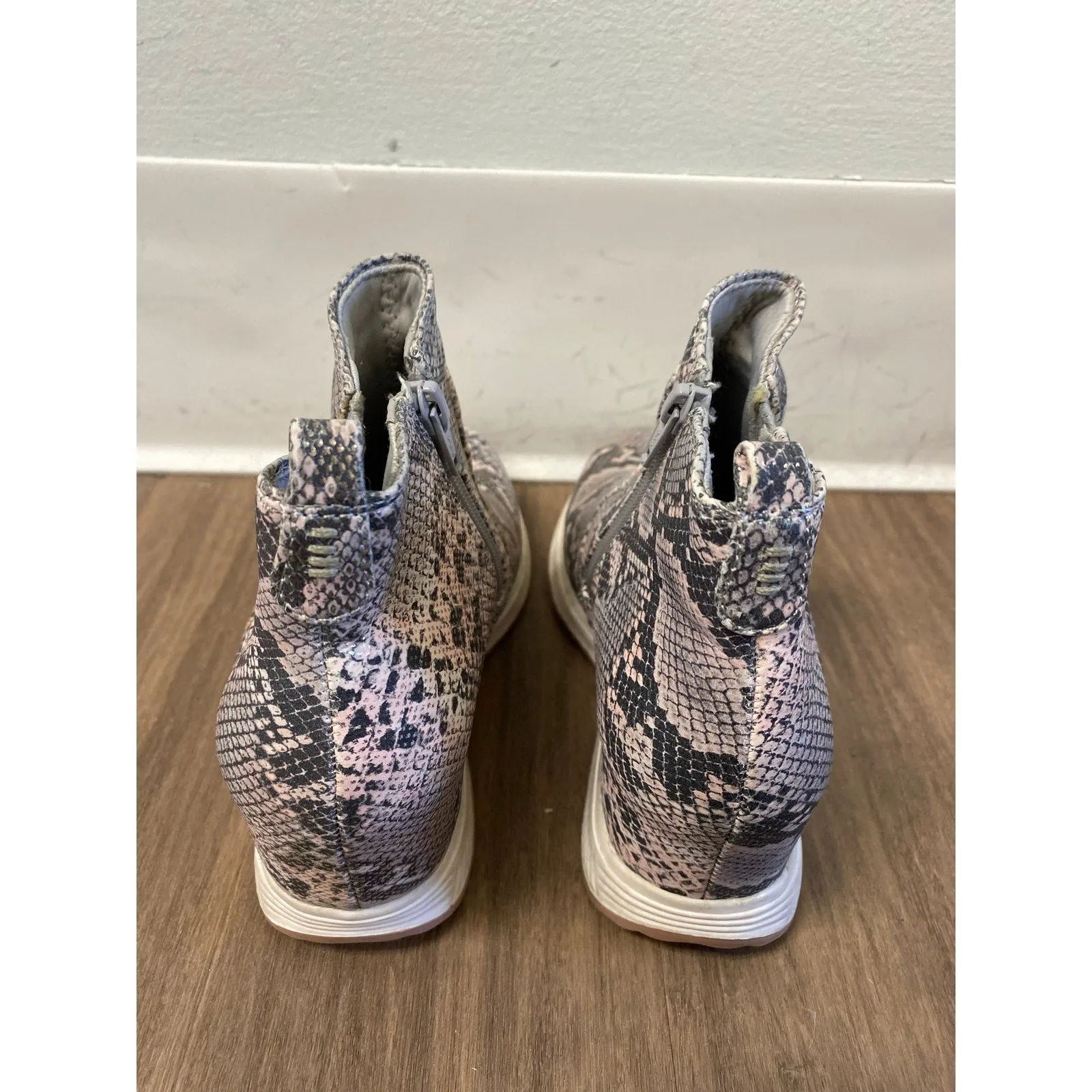 Bare Traps High Top Snake Skin Sneakers Sz 6M Tried on, never worn