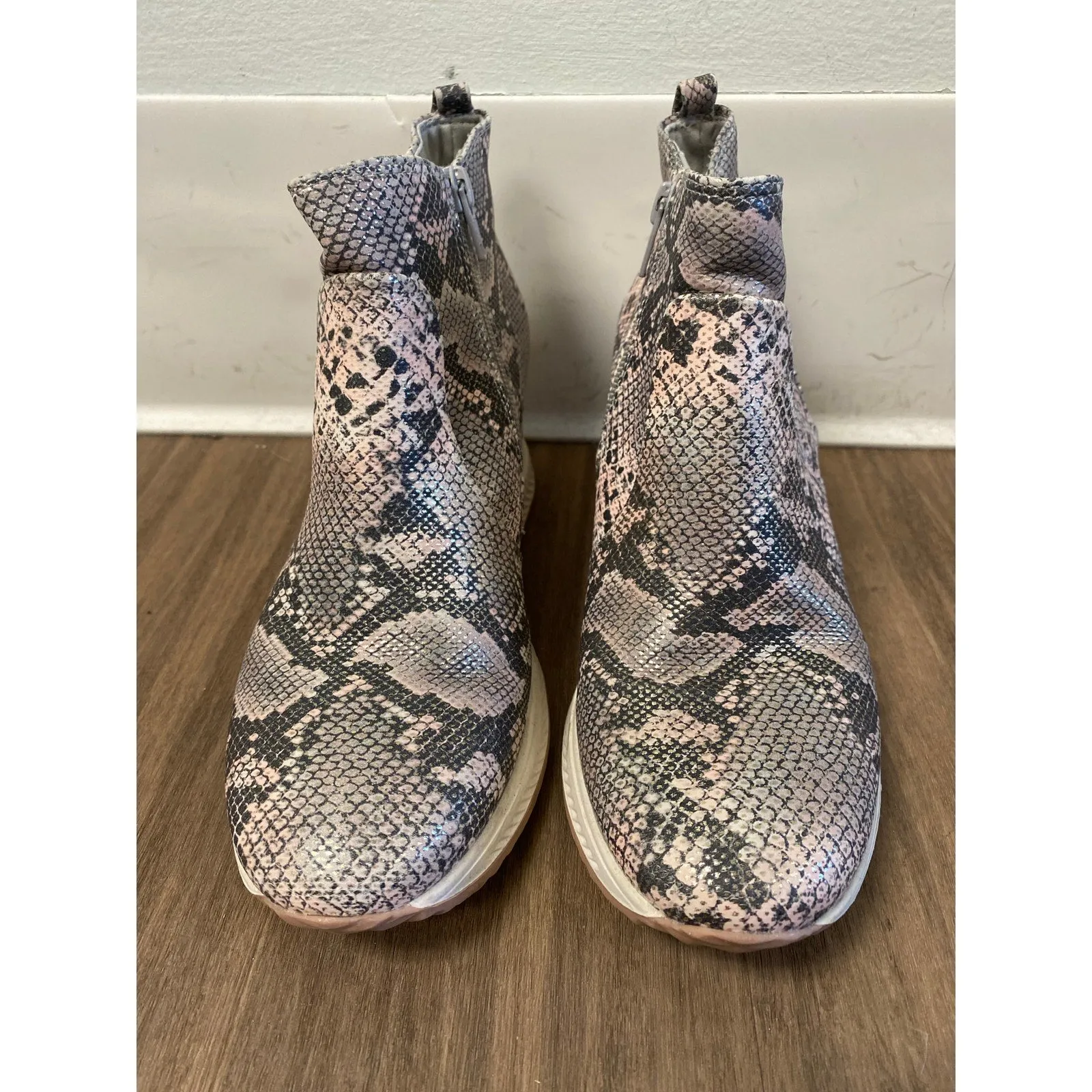 Bare Traps High Top Snake Skin Sneakers Sz 6M Tried on, never worn
