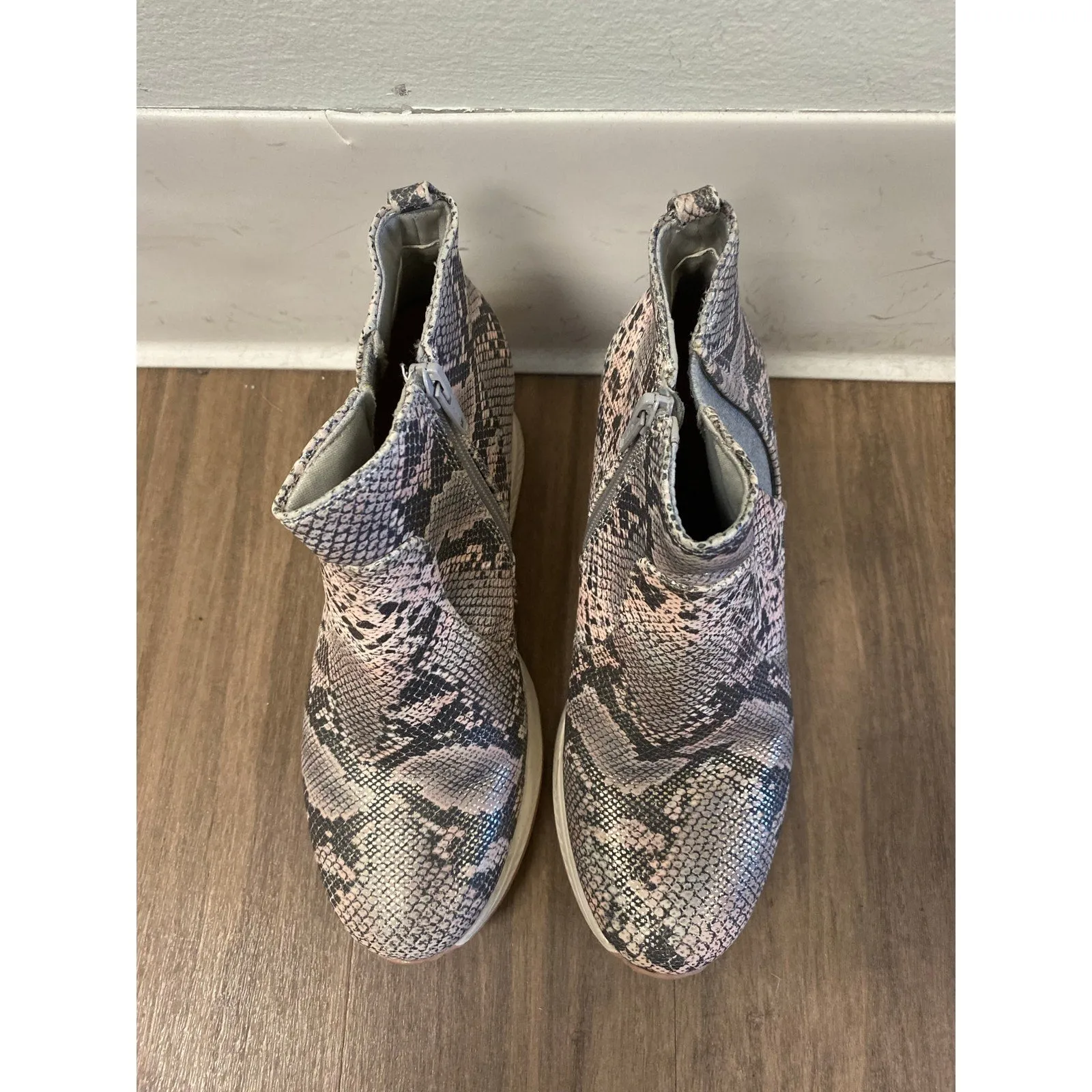 Bare Traps High Top Snake Skin Sneakers Sz 6M Tried on, never worn