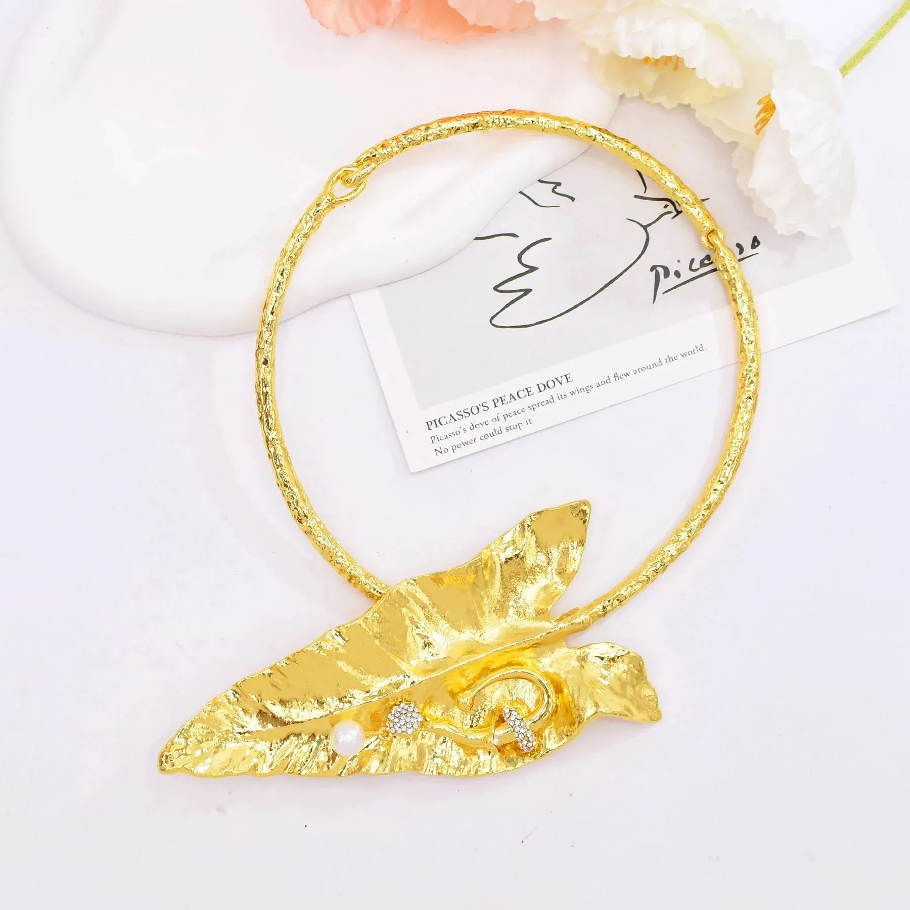 Exaggerated Alloy Banana Leaf Choker Necklace