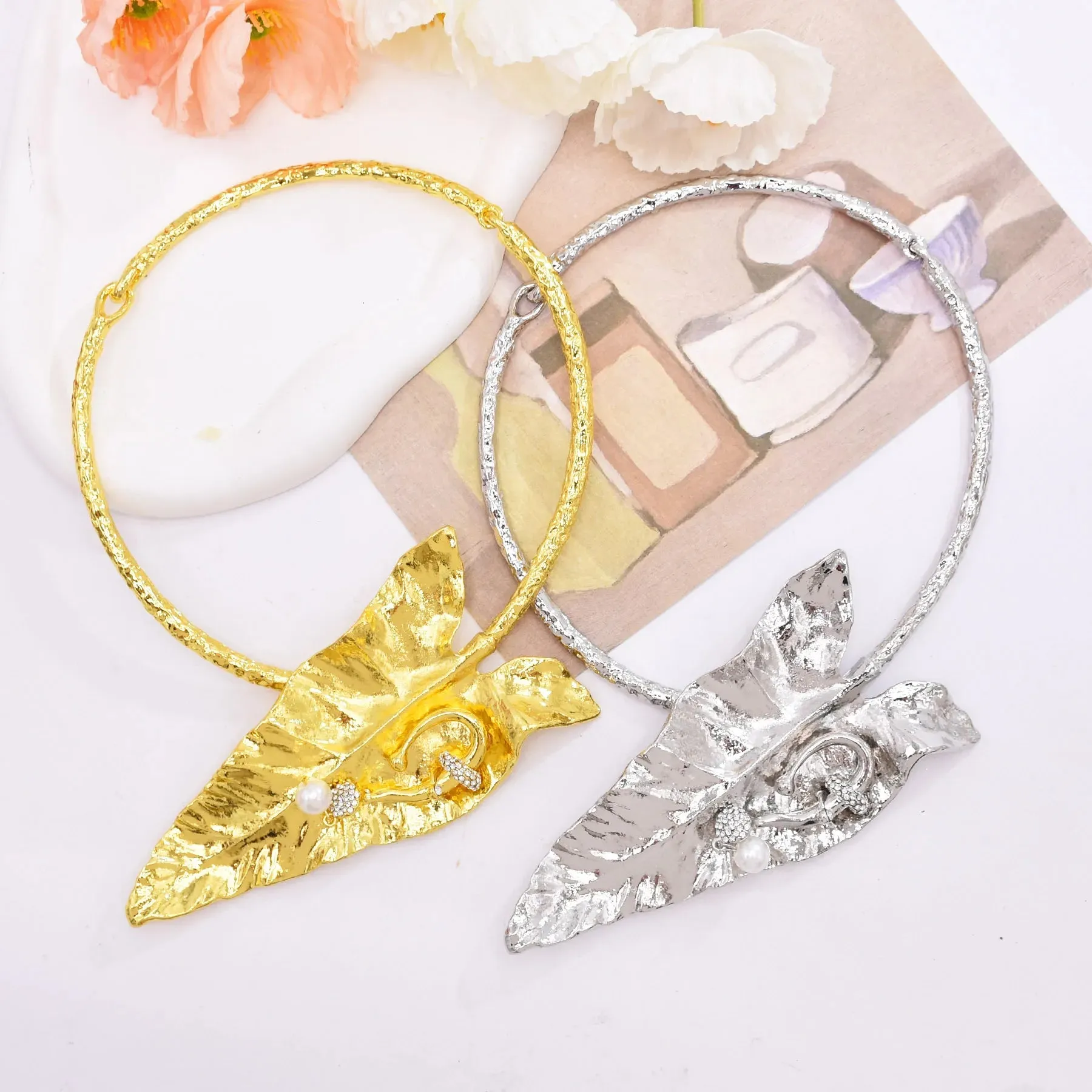 Exaggerated Alloy Banana Leaf Choker Necklace