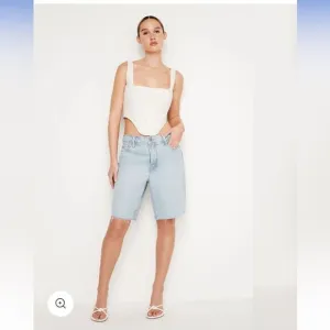 Good American 90’s Bermuda Cut Off Hem Light Wash Jean Shorts Size 12, NWT