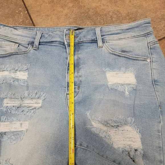 Judy Blue Distressed Bermuda Shorts light wash size 1xl