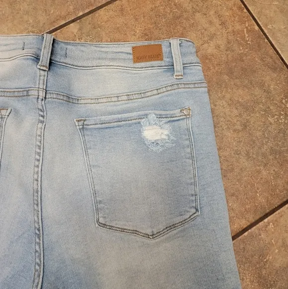 Judy Blue Distressed Bermuda Shorts light wash size 1xl