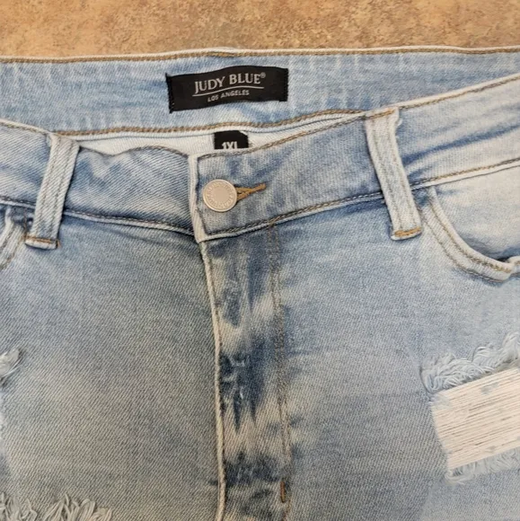 Judy Blue Distressed Bermuda Shorts light wash size 1xl