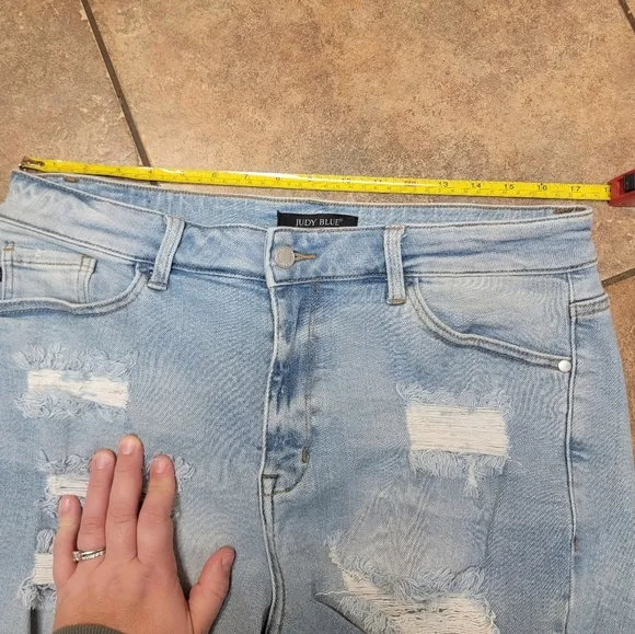 Judy Blue Distressed Bermuda Shorts light wash size 1xl