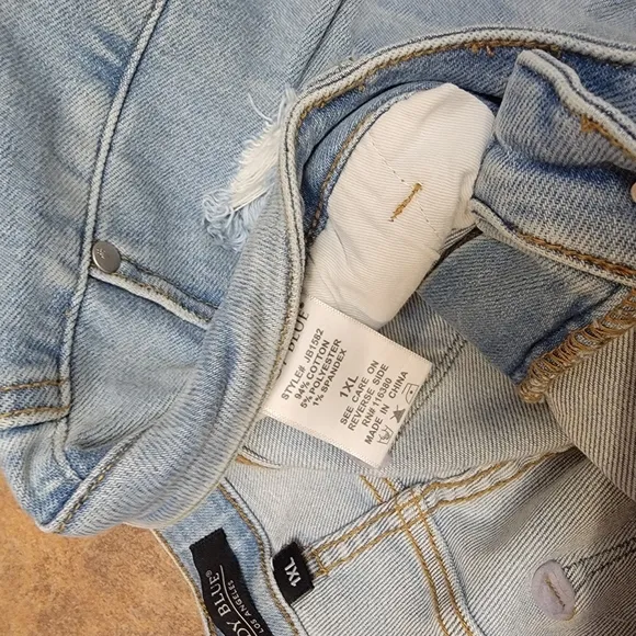 Judy Blue Distressed Bermuda Shorts light wash size 1xl