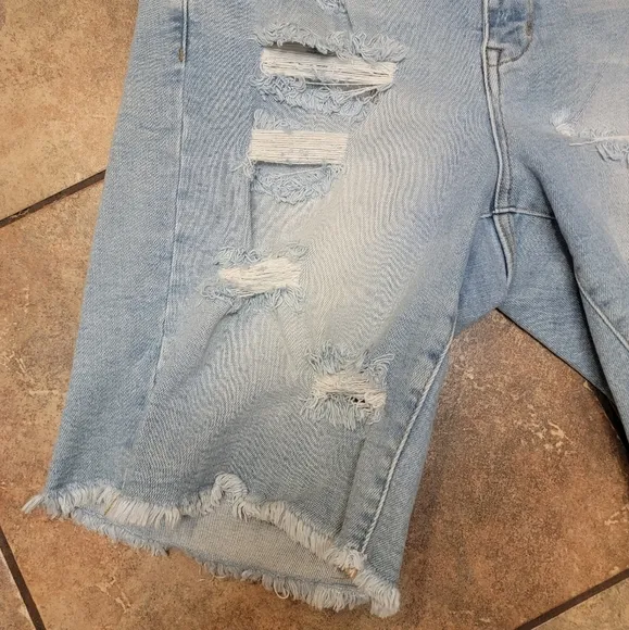 Judy Blue Distressed Bermuda Shorts light wash size 1xl
