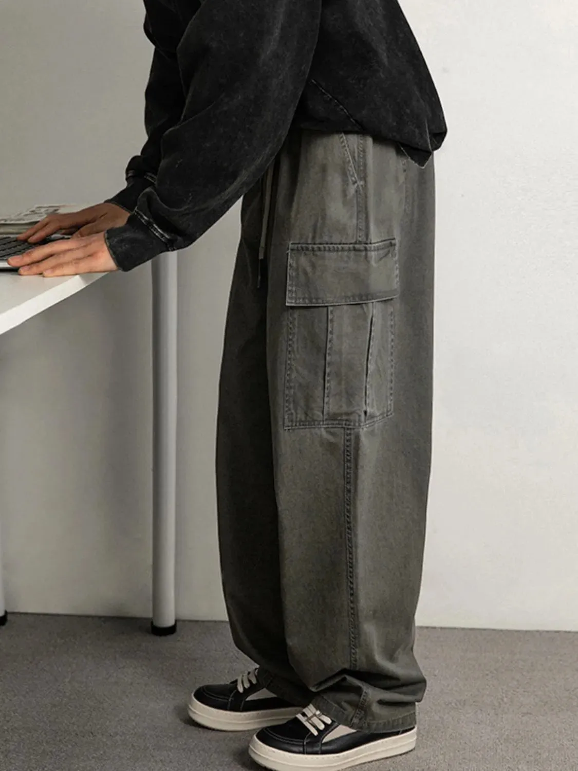 MEN'S PANTS WITH CARGO POCKETS