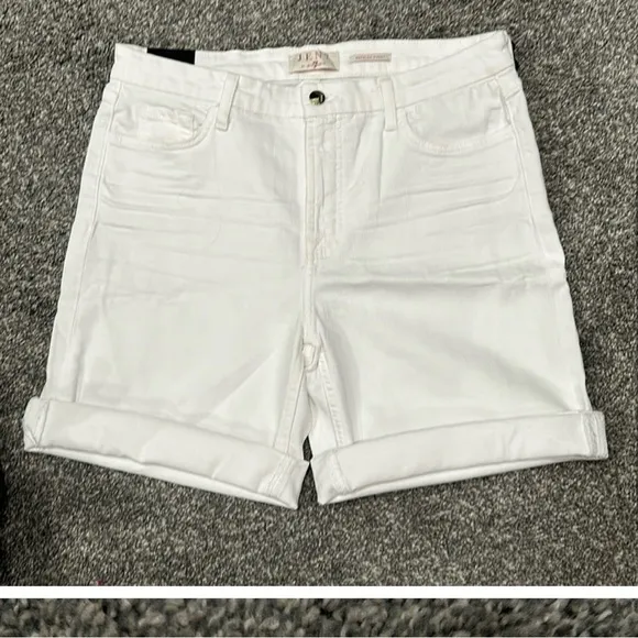 Nwt 7 For All Mankind Jen 7 Bermuda shorts. Size 16