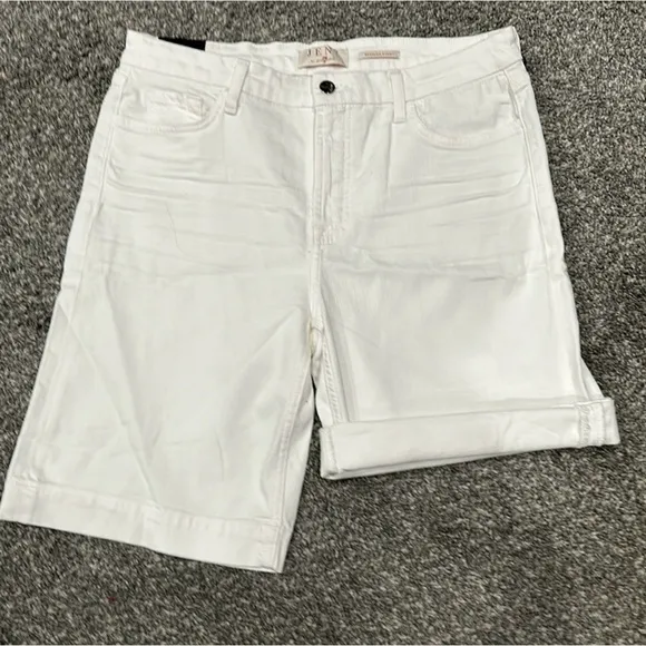 Nwt 7 For All Mankind Jen 7 Bermuda shorts. Size 16