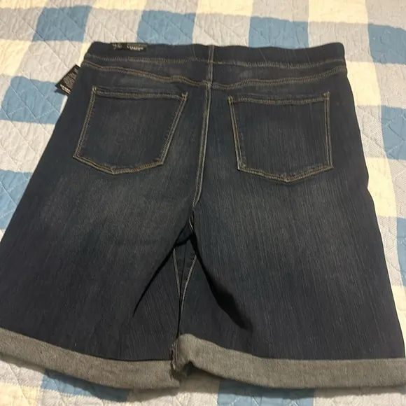 NWT Liverpool Los AngelesChloe Pull On Denim Bermuda Shorts in Fosters
