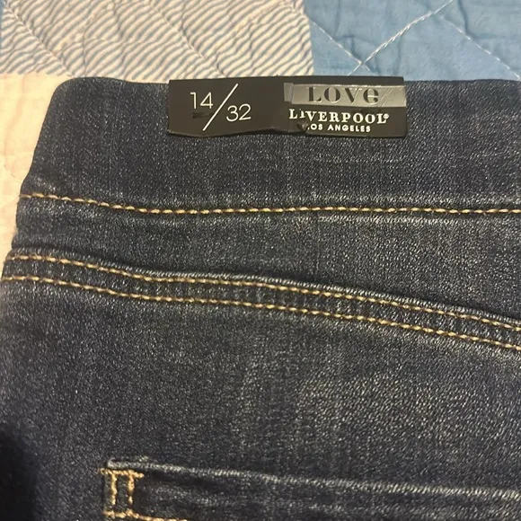 NWT Liverpool Los AngelesChloe Pull On Denim Bermuda Shorts in Fosters