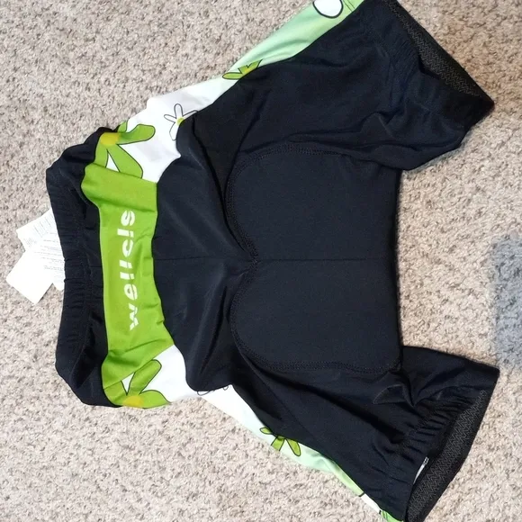 NWT WELLCLS biking set with moisture-wicking COOL MAX technology, $80.00…