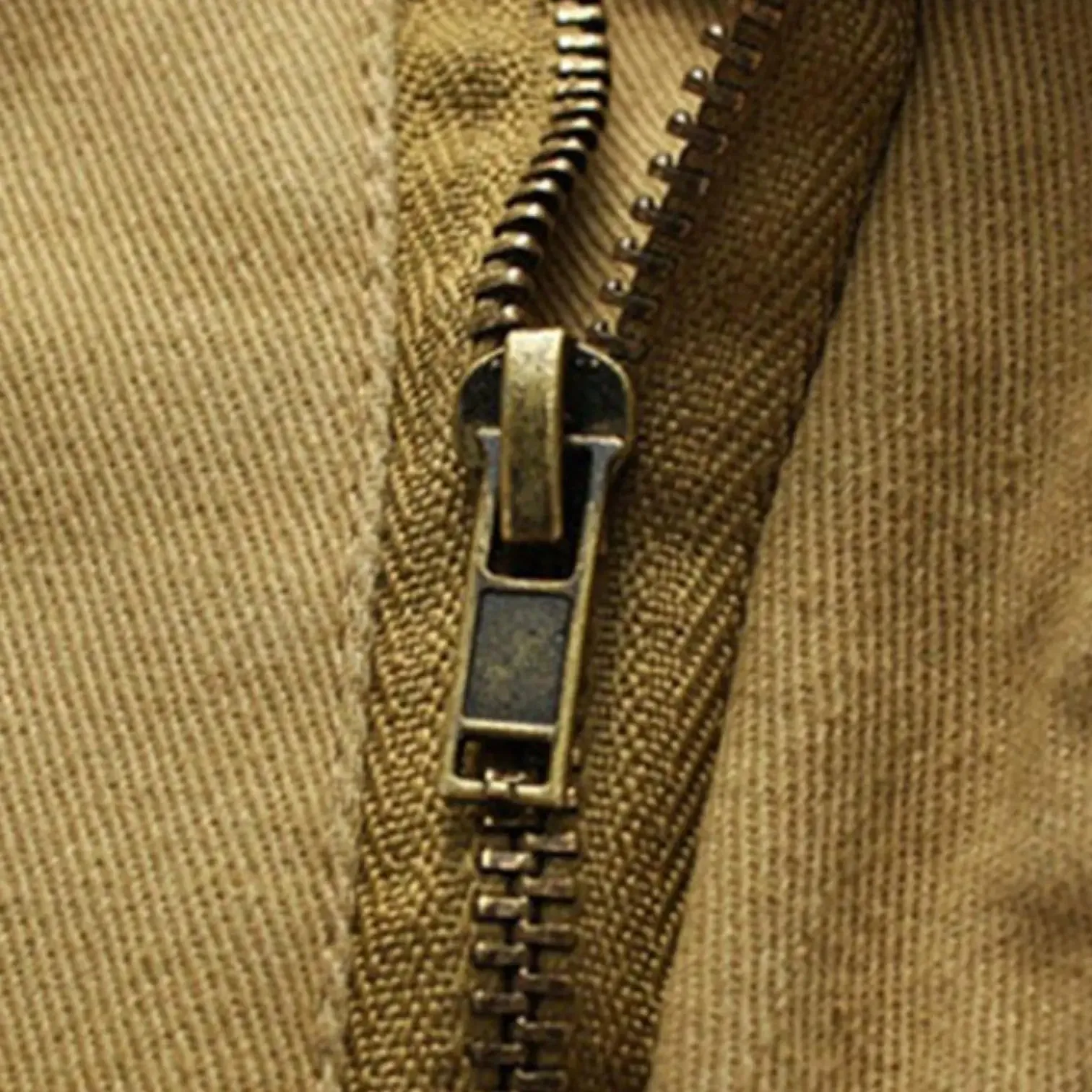 SHORT MILITAIRE AVEC POCHES PRATIQUES